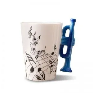 Кружка керамическая с нотами. Ручка в виде синей трубы.