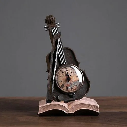 Часы. Скрипка на раскрытой книге.